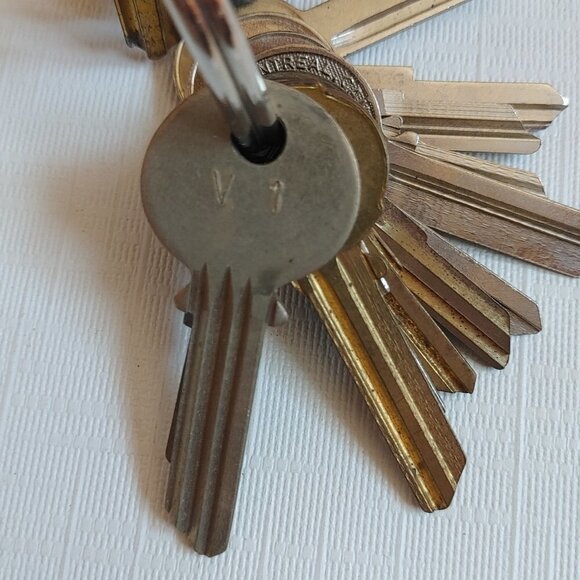 LOT of Vintage Keys 25 Dominion Lock Montreal - Picture 3 of 7
